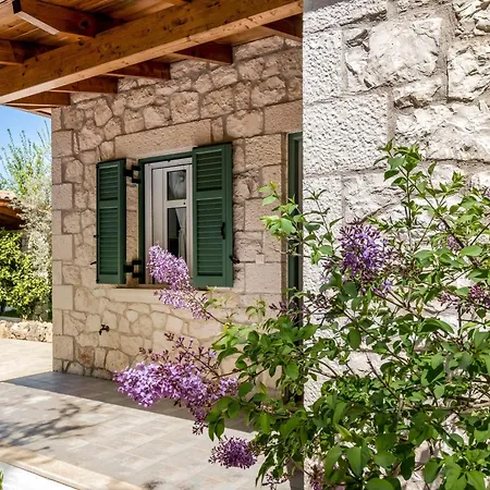 Apanema Mindfulness With Fast Wifi, Pool, Sauna, Massage Villa