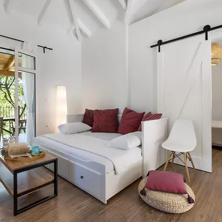 Apanema Mindfulness, Relaxing Adults Only Resort, Fast Wifi, Pool, Sauna, Massage Asprogerakata