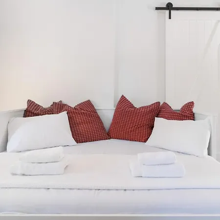 Villa Apanema Mindfulness, Relaxing Adults Only Resort, Fast Wifi, Pool, Sauna, Massage